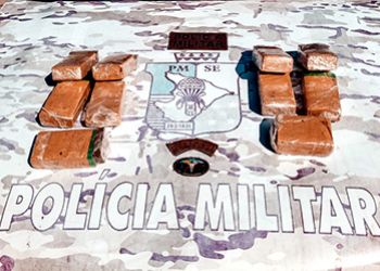 POLÍCIA MILITAR APREENDE MACONHA E PRENDE SUSPEITO POR TRÁFICO EM RODOVIA ESTADUAL NO AGRESTE CENTRAL