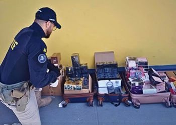 PRF APREENDE NA BR-235 TELEFONES CELULARES E PERFUMES, DE ORIGEM ESTRANGEIRA, SEM NOTA FISCAL