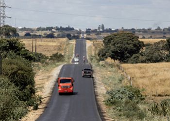 CONDUTOR DE UMA MOTOCICLETA SOFRE QUEDA NA RODOVIA JOÃO PAULO II E POLÍCIA DESCOBRI QUE VEÍCULO POSSUÍA RESTRIÇÃO DE ROUBO