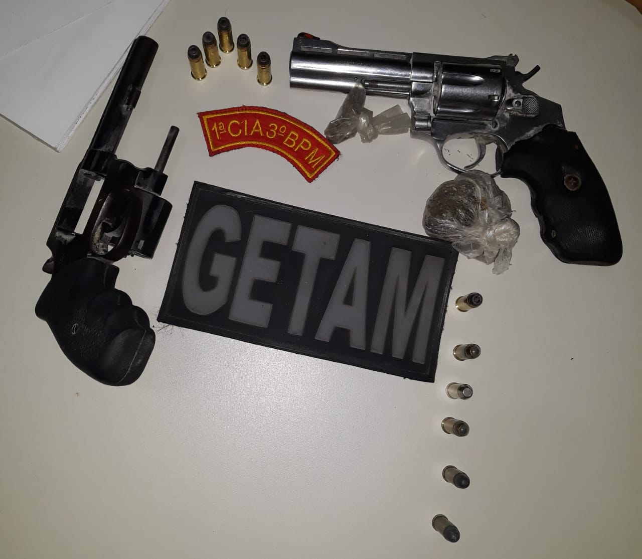Operação conjunta entre PM, PC e Polícia Ambiental resulta em apreensão de droga, armas de fogo e prisão de suspeito 3 armas apreendidas sitio Areia Branca SE