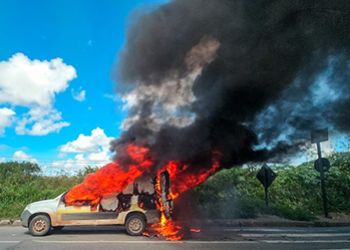 INCÊNDIO DESTRÓI AMBULÂNCIA NA BR-235, NA GRANDE ARACAJU 