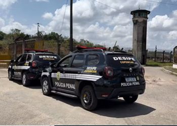 POLICIAL PENAL É PRESO AO TENTAR ENTRAR COM TELEFONE CELULAR E ACESSÓRIO EM UNIDADE PRISIONAL